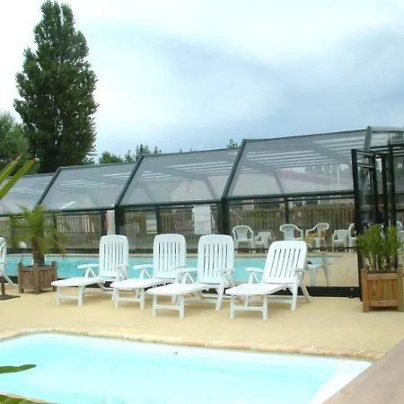 Les Vertes Feuilles Camping *